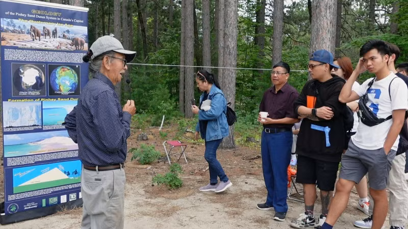 邓忠福博士（左）正在介绍平希沙丘的历史由来。（图片来源：越通社）