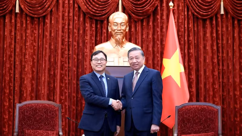 越共中央总书记、国家主席苏林会见韩国驻越大使崔泳杉。