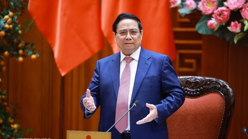 越南政府总理范明正主持召开政府常务会议，继续就保障成品油供应和平抑价格的相关措施提出意见。（图片来源：越通社）
