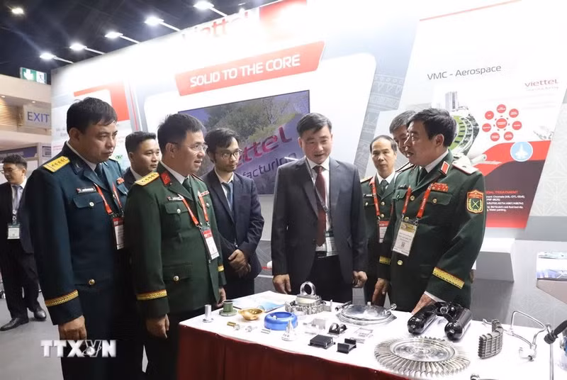 越南人民军副总参谋长阮伯力少将参观Viettel Manufacturing公司的展位。（图片来源：越通社）