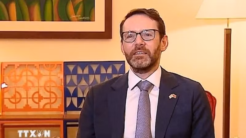 英国驻越南大使伊恩·弗鲁接受越通社记者采访。（图片来源：越通社）