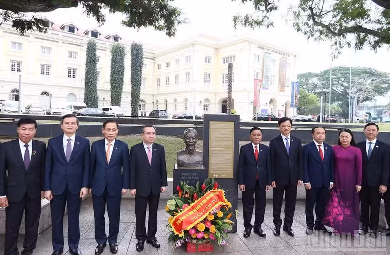 越共中央政治局委员、中央书记处常务书记陈锦秀在新加坡敬献鲜花缅怀胡志明主席。