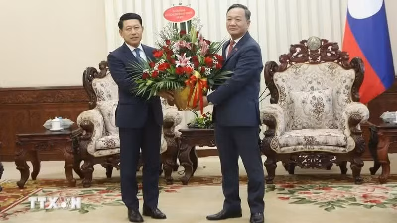 阮明心大使转交越共中央政治局委员、政府总理黎明兴致沙伦赛·贡玛西同志所致的贺信与花篮。（图片来源：越通社）
