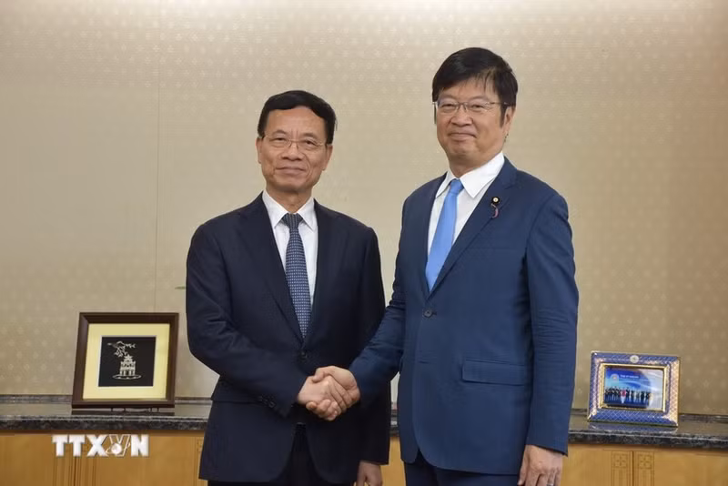 科技部部长阮孟雄（左）和国务大臣足立正司。（图片来源：越通社）
