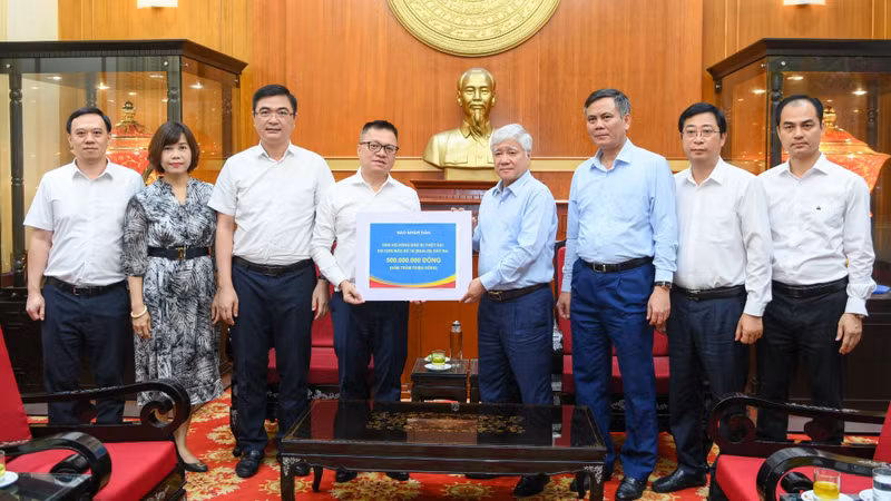 越南《人民报》社移交5亿越盾，为受第十号台风影响灾民提供援助。