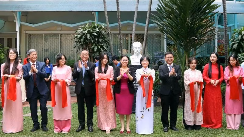 古巴民族英雄何塞·马蒂雕像在胡志明市落成。（图片来源：越通社）