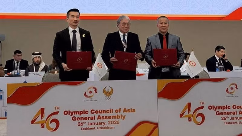 柬埔寨国家奥林匹克委员会秘书长瓦占伦与金边市副市长森·万纳同亚洲奥林匹克理事会代理主席蒂莫西·福克斯签署了关于柬埔寨主办2031年第五届亚洲青年运动会的承办协议。（图片来源：柬埔寨国家奥林匹克委员会）