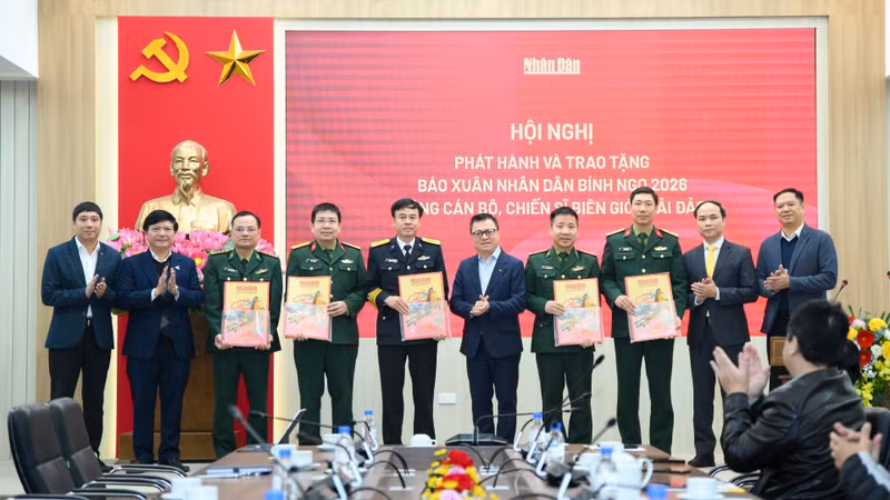 越共中央委员、《人民报》社总编辑、中央宣教与民运部副部长、越南新闻工作者协会主席黎国明和各单位领导向边境和海洋岛屿地区的干部、战士赠送2026丙午年春节特刊。