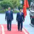 越共中央总书记、国家主席苏林与缅甸总统敏昂莱检阅越南人民军仪仗队。