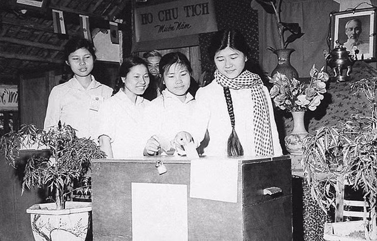 1964年4月26日举行第三届（1964–1971）国会选举。图为海防市首次参加国会代表选举的年轻选民。