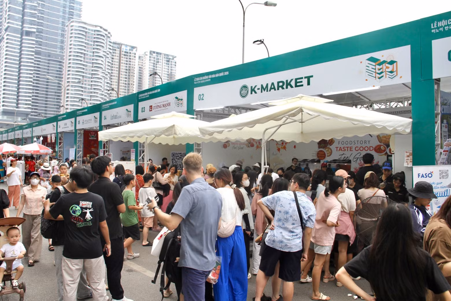 美食展区人潮涌动，活动伊始便营造出热闹氛围。