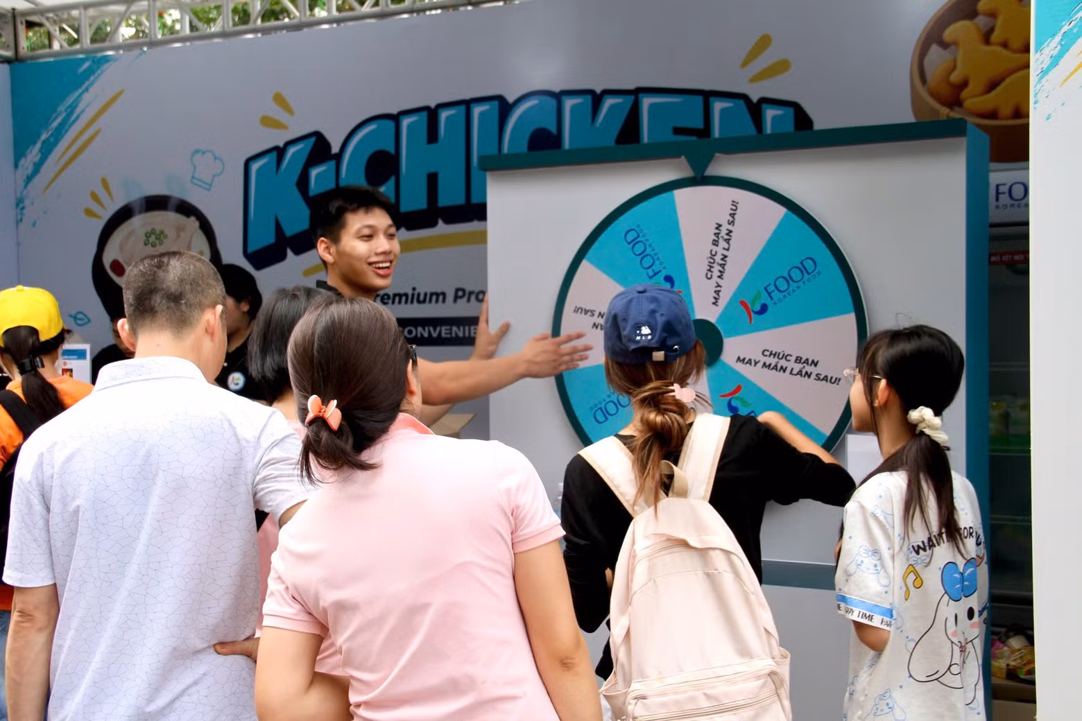 年轻人参与韩国文化知识竞猜游戏，赢取丰富奖品。