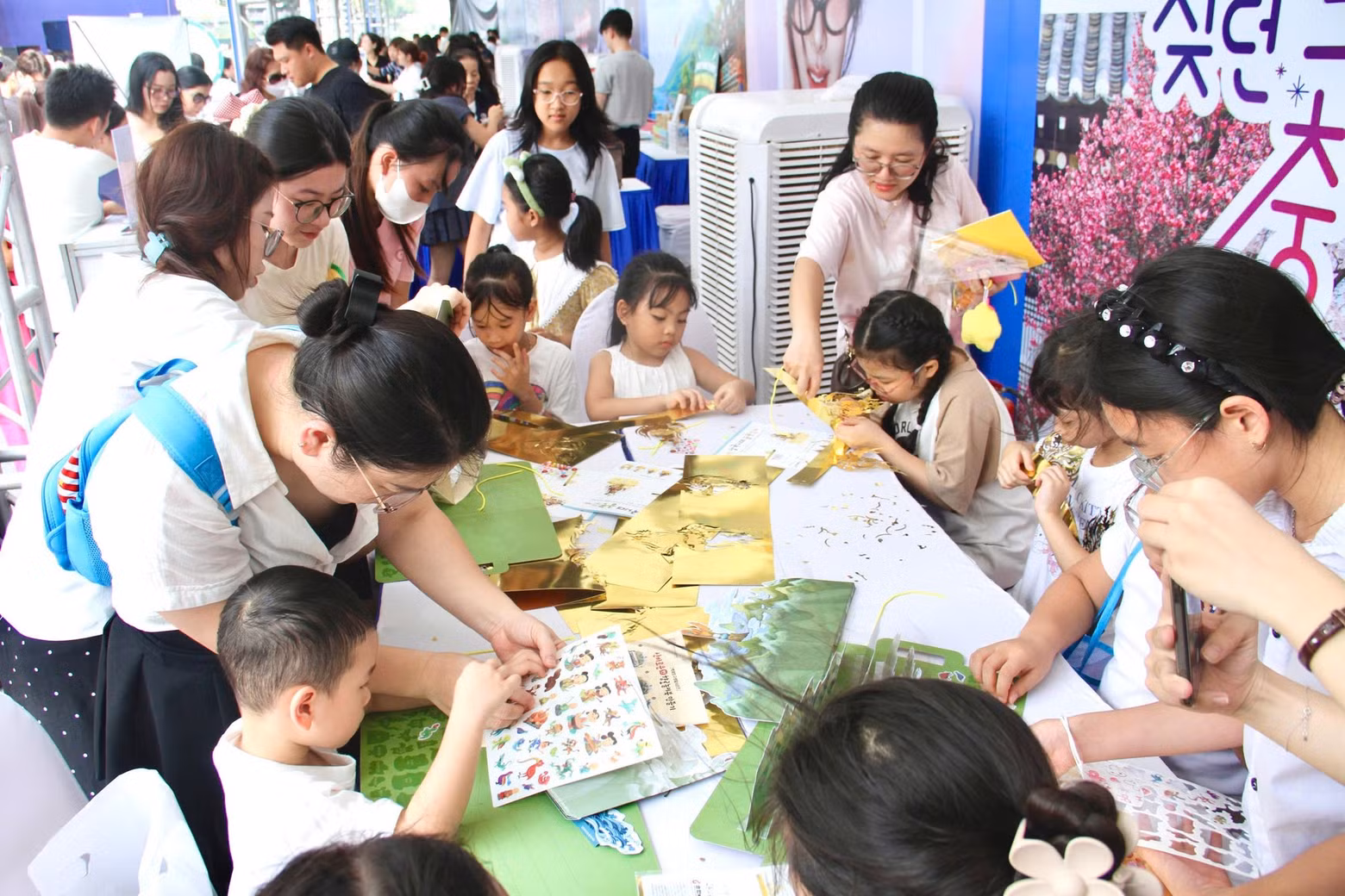 手工艺体验区始终人头攒动，孩子与家长共同创作独特纪念品。