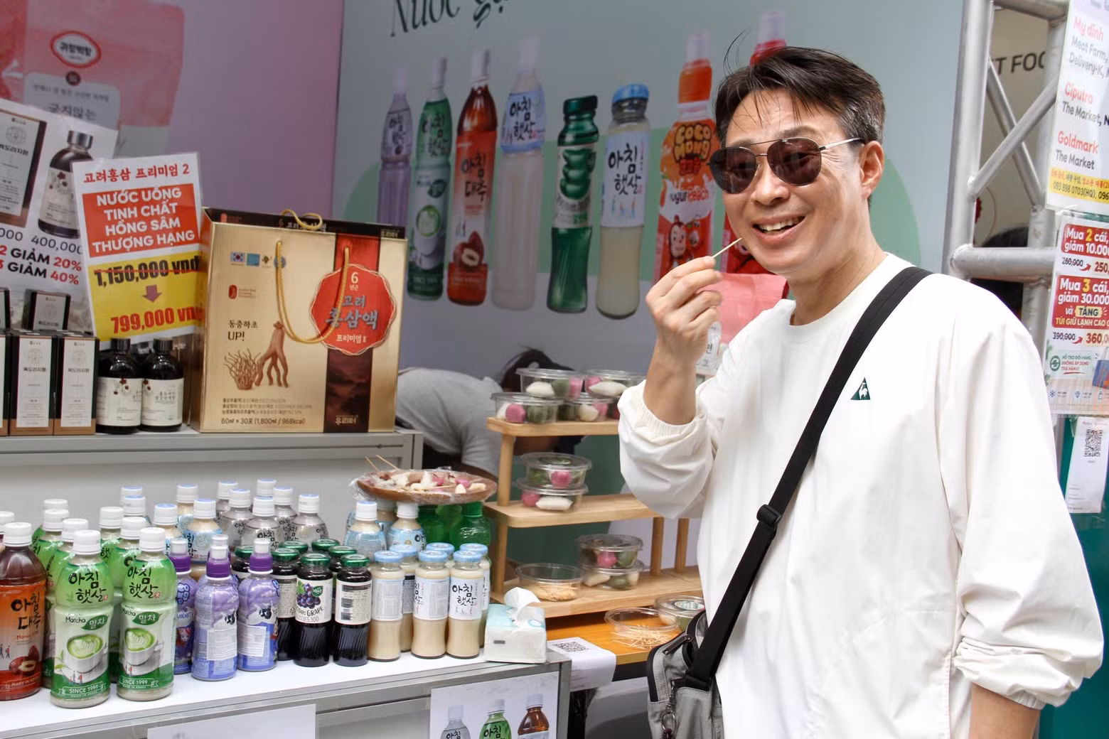 游客们在美食展区品尝色彩缤纷的年糕及各类传统饮品，乐在其中。