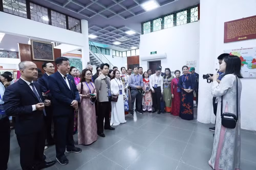 代表团听取关于雄王时代的介绍。