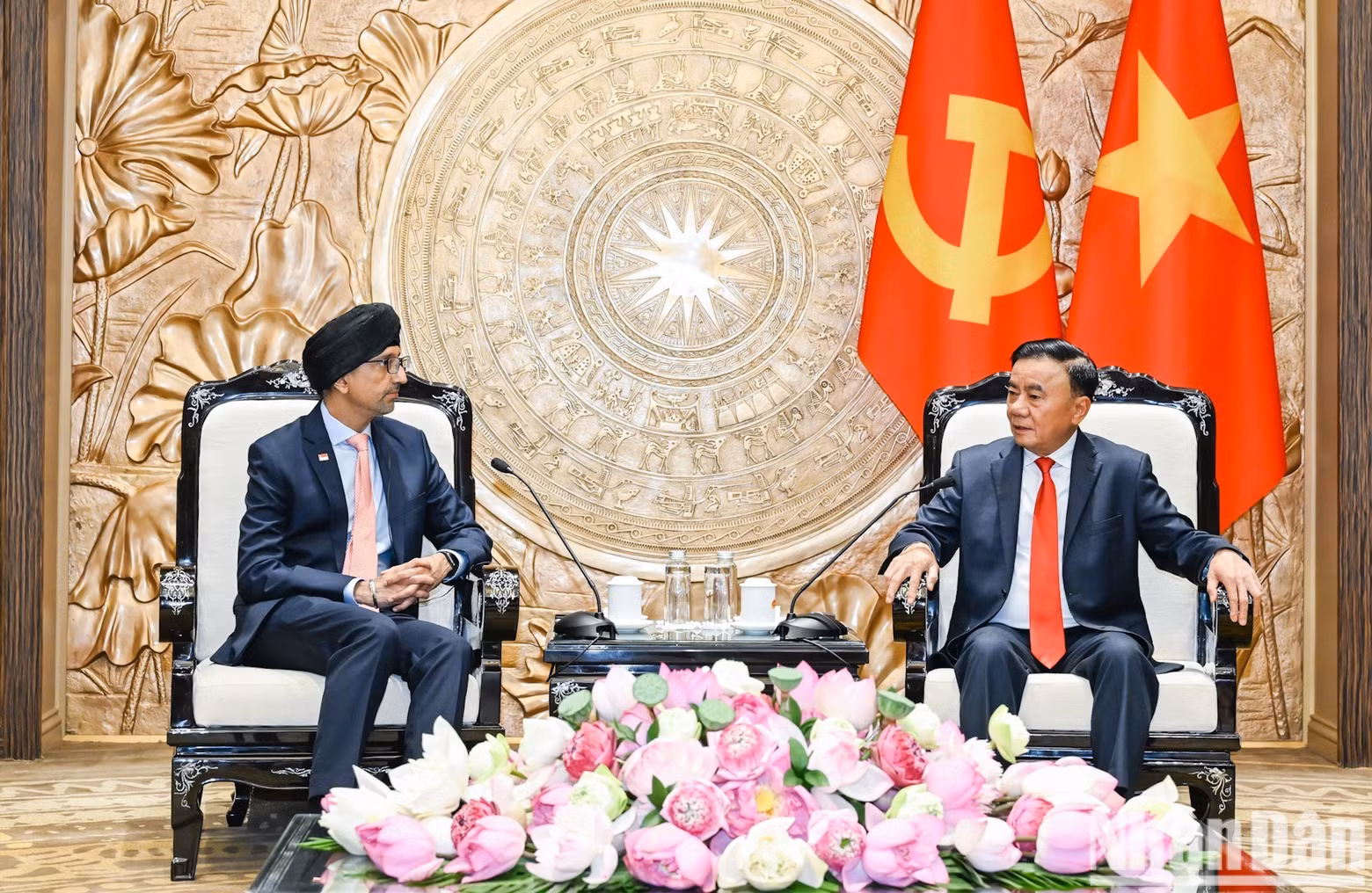 越共中央书记处常务书记陈锦秀会见新加坡驻越南大使拉杰帕尔·辛格。