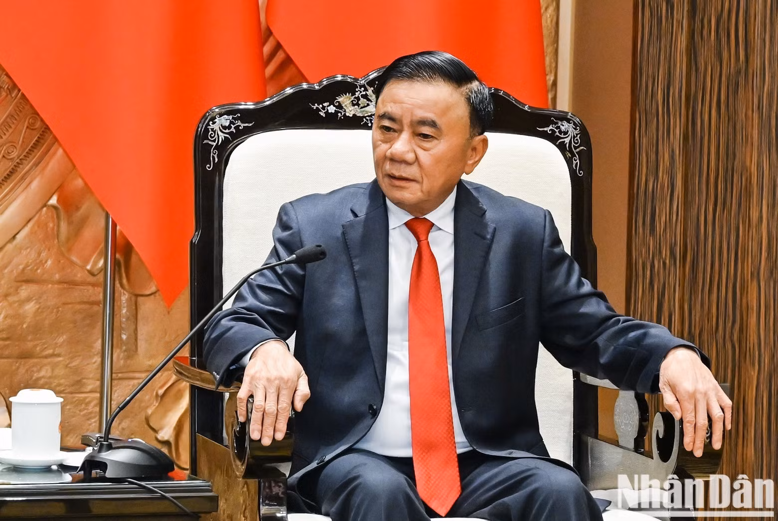越共中央书记处常务书记陈锦秀发表讲话。