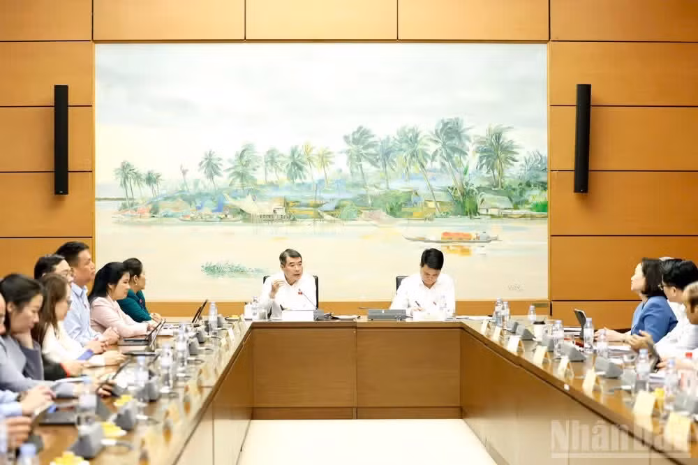 黎明兴总理表示，政府拟将个体工商户和个人经营者的纳税营业收入门槛提高至每年10亿越盾，是现行标准的两倍。（图片来源：维灵）