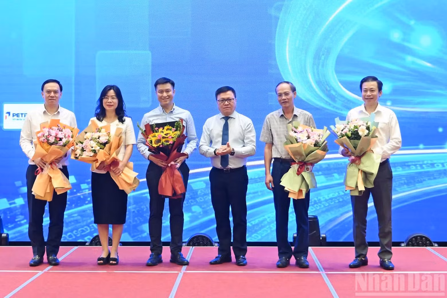 越共中央委员、《人民报》总编辑、中央宣教与民运部副部长、越南新闻工作者协会主席黎国明向参与2026年全国新闻论坛各讨论环节的嘉宾赠送鲜花。