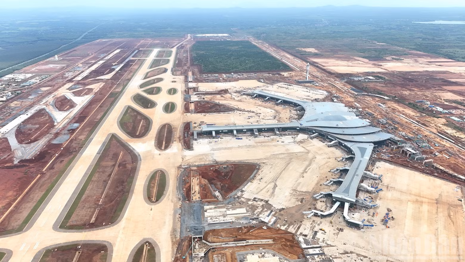 隆城机场建设于同奈省龙城乡，规划用地超过5000公顷。项目总投资概算逾160亿美元，分三期实施。其中一期投资逾54亿美元，设计年旅客吞吐量2500万人次、货邮120万吨。全部建成后，隆城机场年旅客吞吐量将达1亿人次，成为我国最大的机场，并具备东南亚地区中转枢纽功能，有望与世界大型机场竞争。