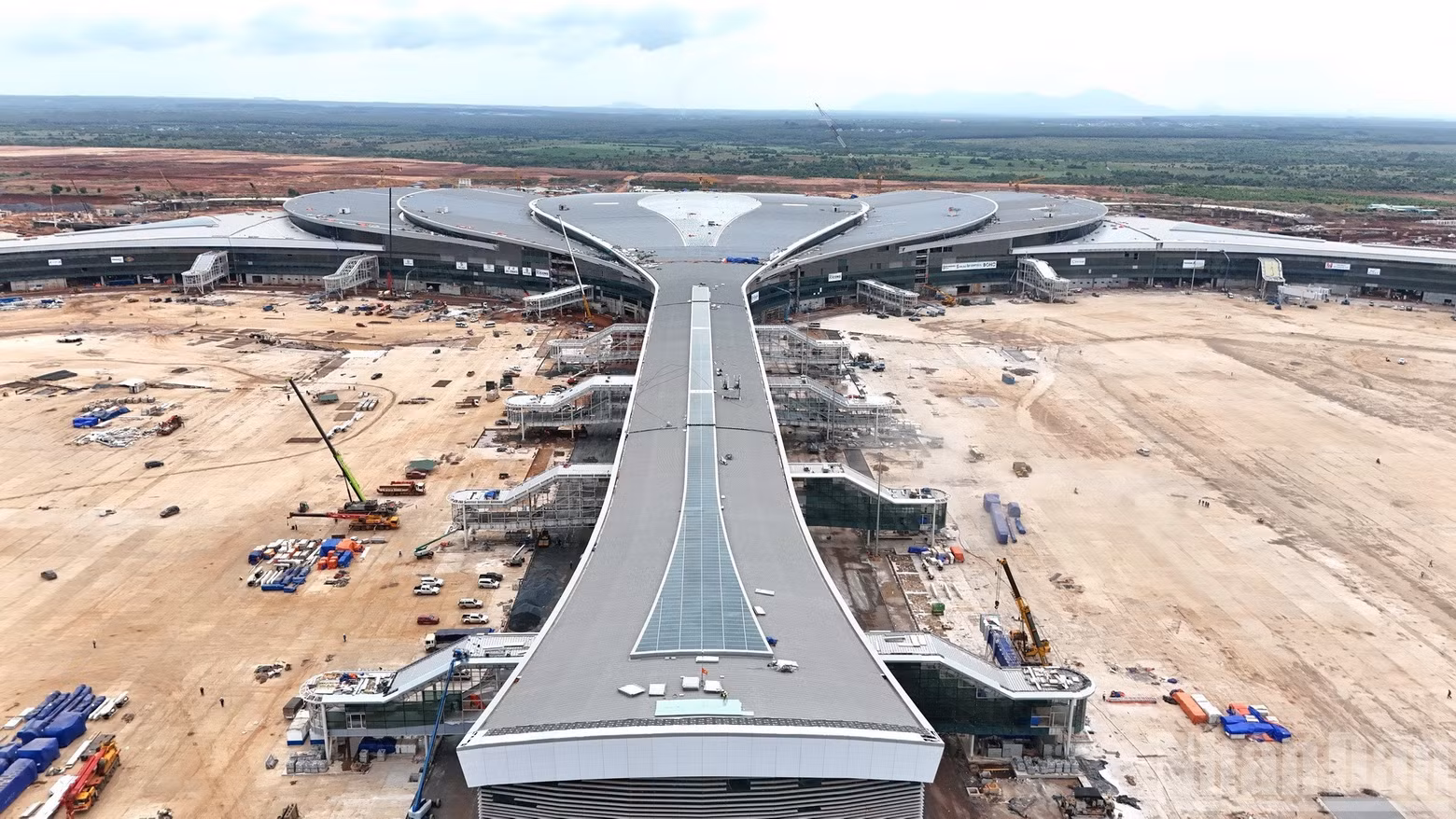 据越南航空港总公司（ACV）介绍，作为隆城机场一期三号子项目的投资建设单位，目前联合体各承包商已动员数百个施工点，超过1.5万名专家、工程师、工人及劳动力，投入逾3000台施工设备，加快工程进度，力争按照政府总理指示，于2026年上半年实现商业运营。