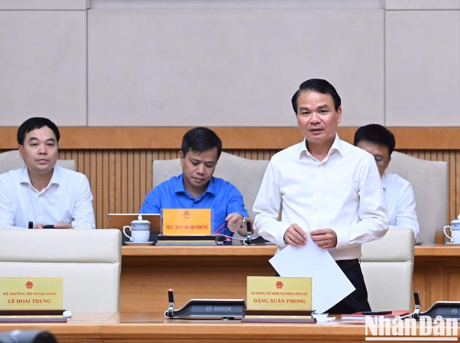 政府办公厅主任邓春峰部长在会上发表讲话。