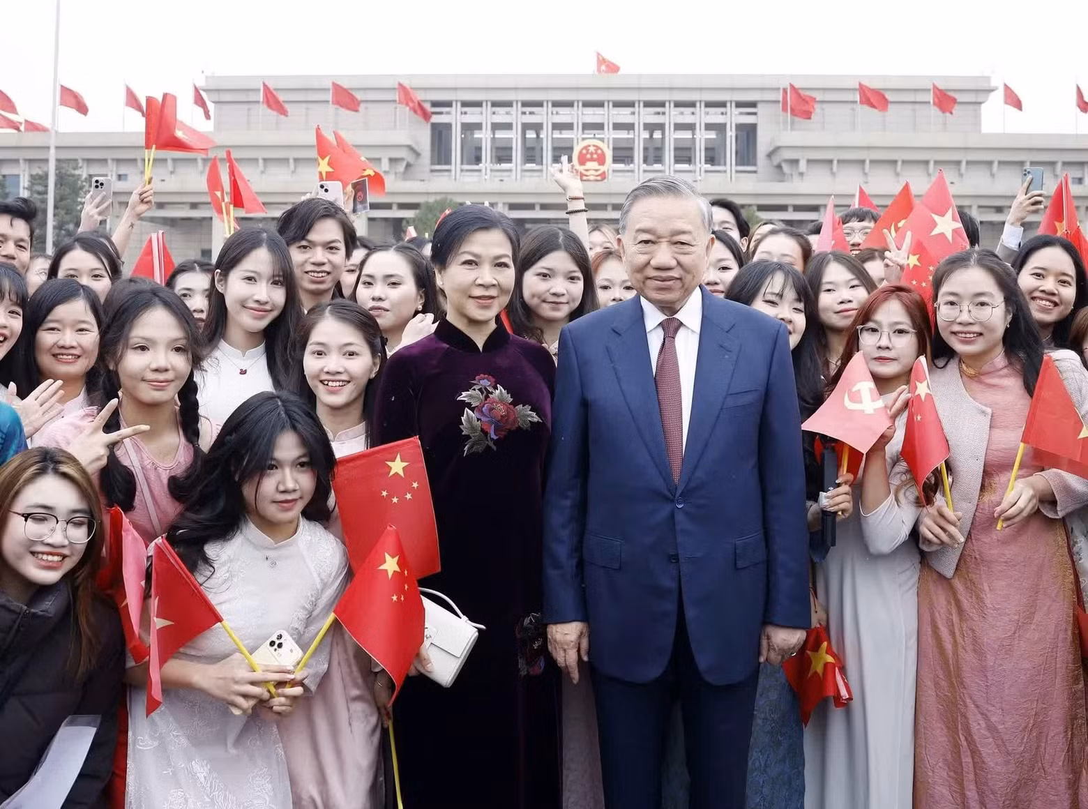 在北京国际机场，越南侨胞和留学生代表迎接苏林总书记、国家主席及夫人。图片来源：越通社