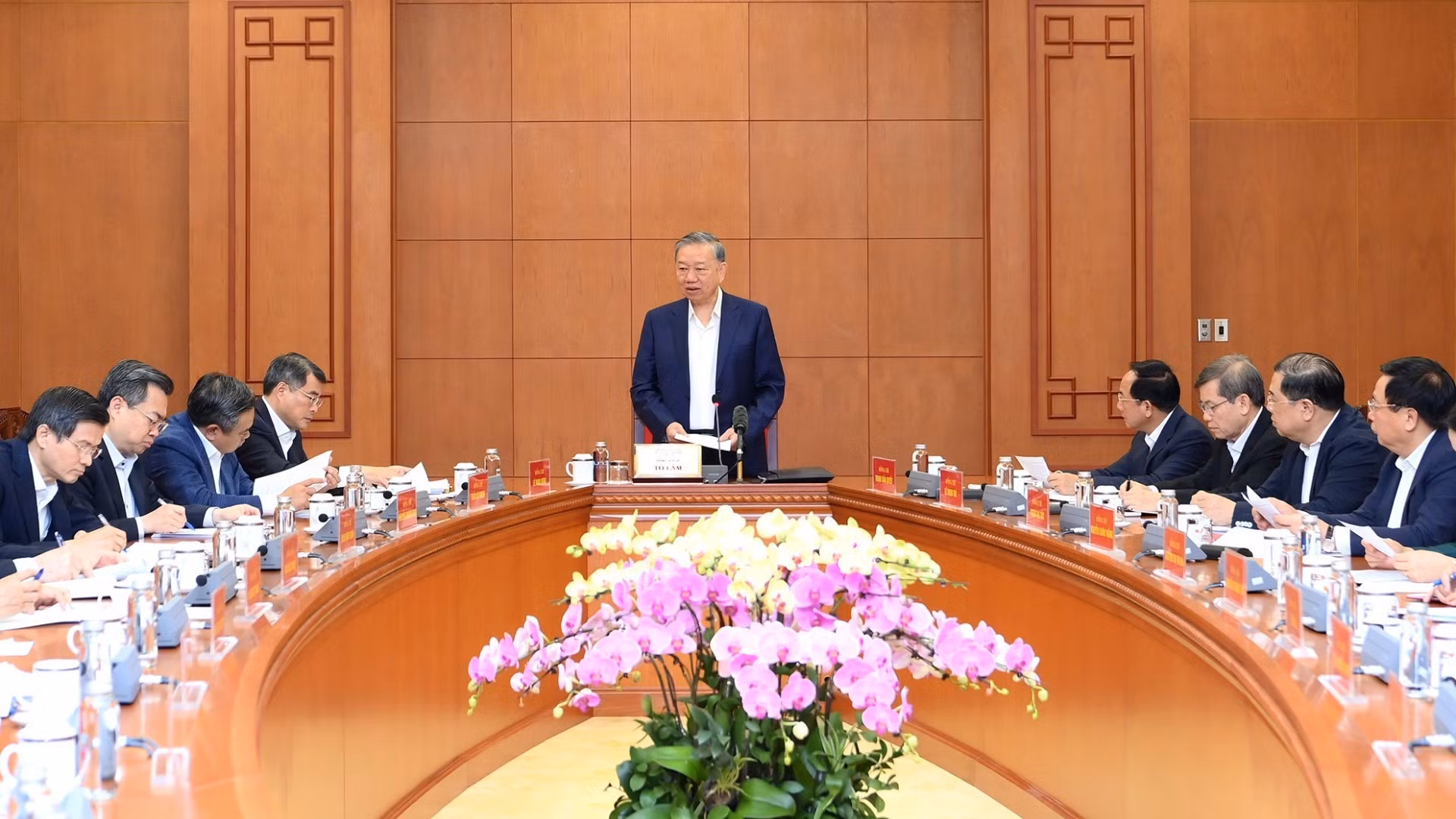 越共中央总书记苏林主持召开与中央组织部的工作会议。