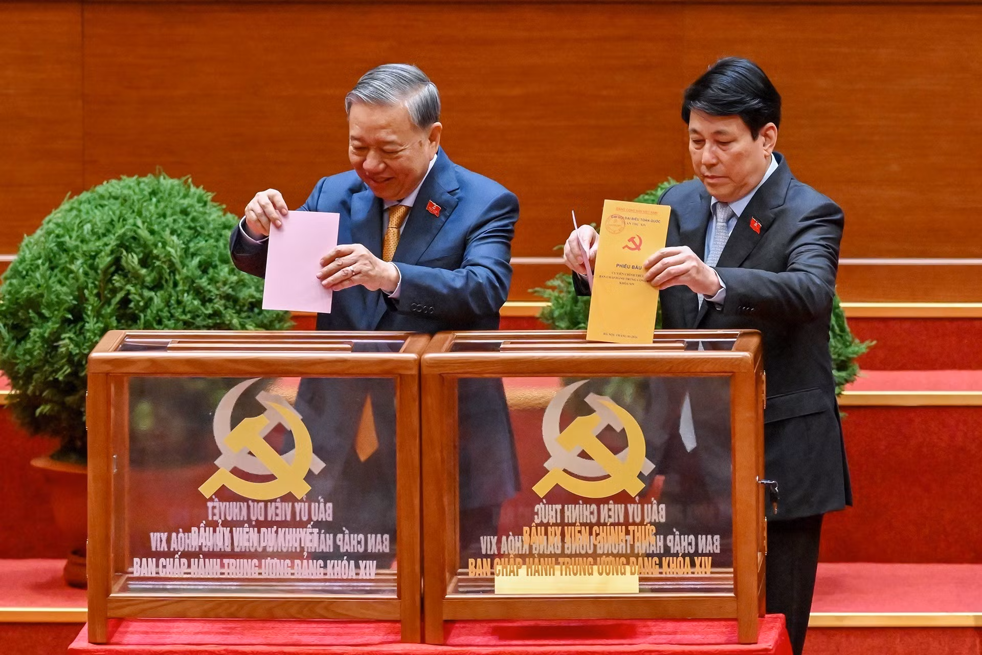 越共中央总书记苏林和国家主席梁强投票选举越南共产党第十四届中央委员会委员和候补委员。
