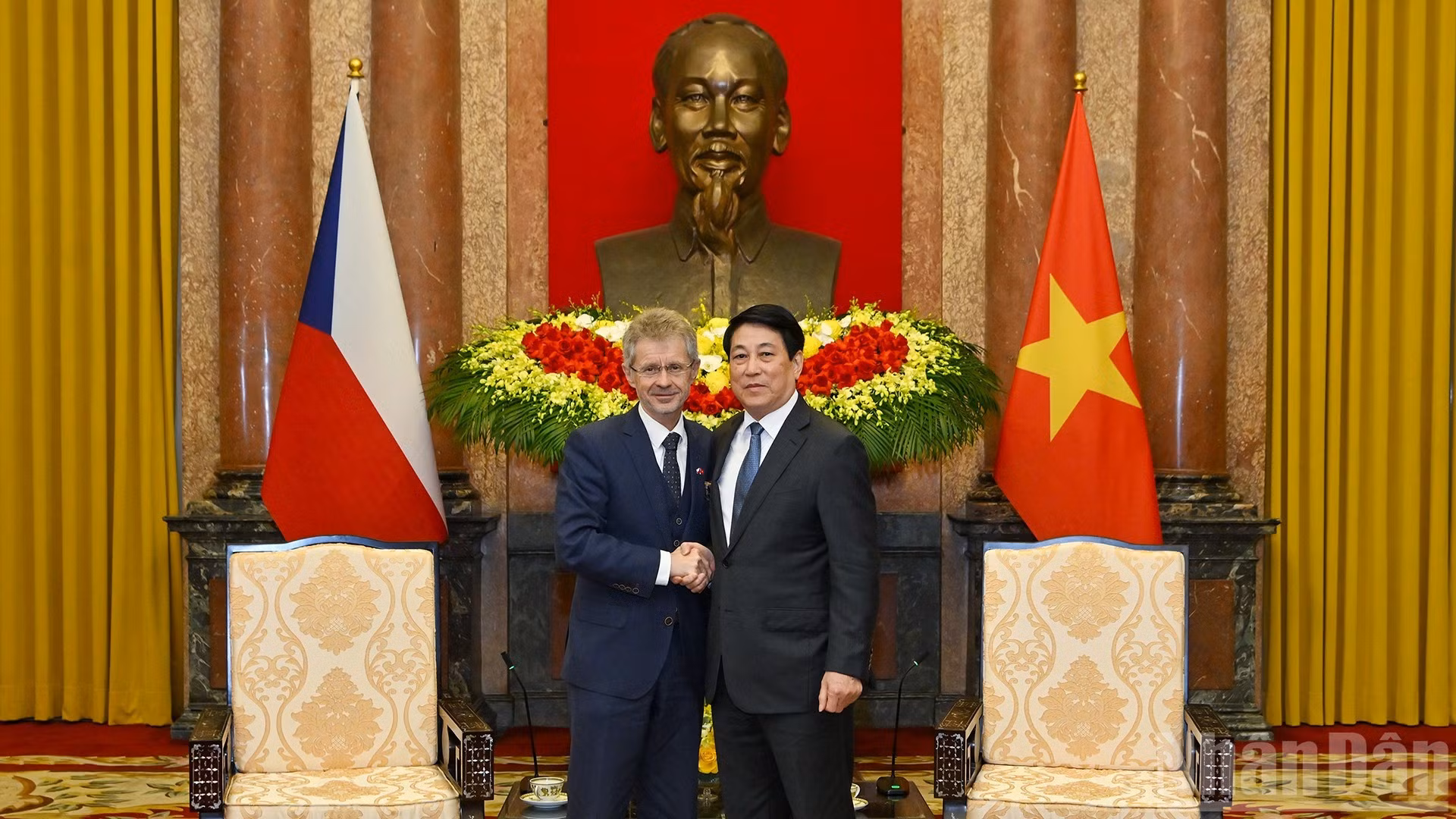 越南国家主席梁强会见捷克参议院议长米洛斯·维斯特奇尔。