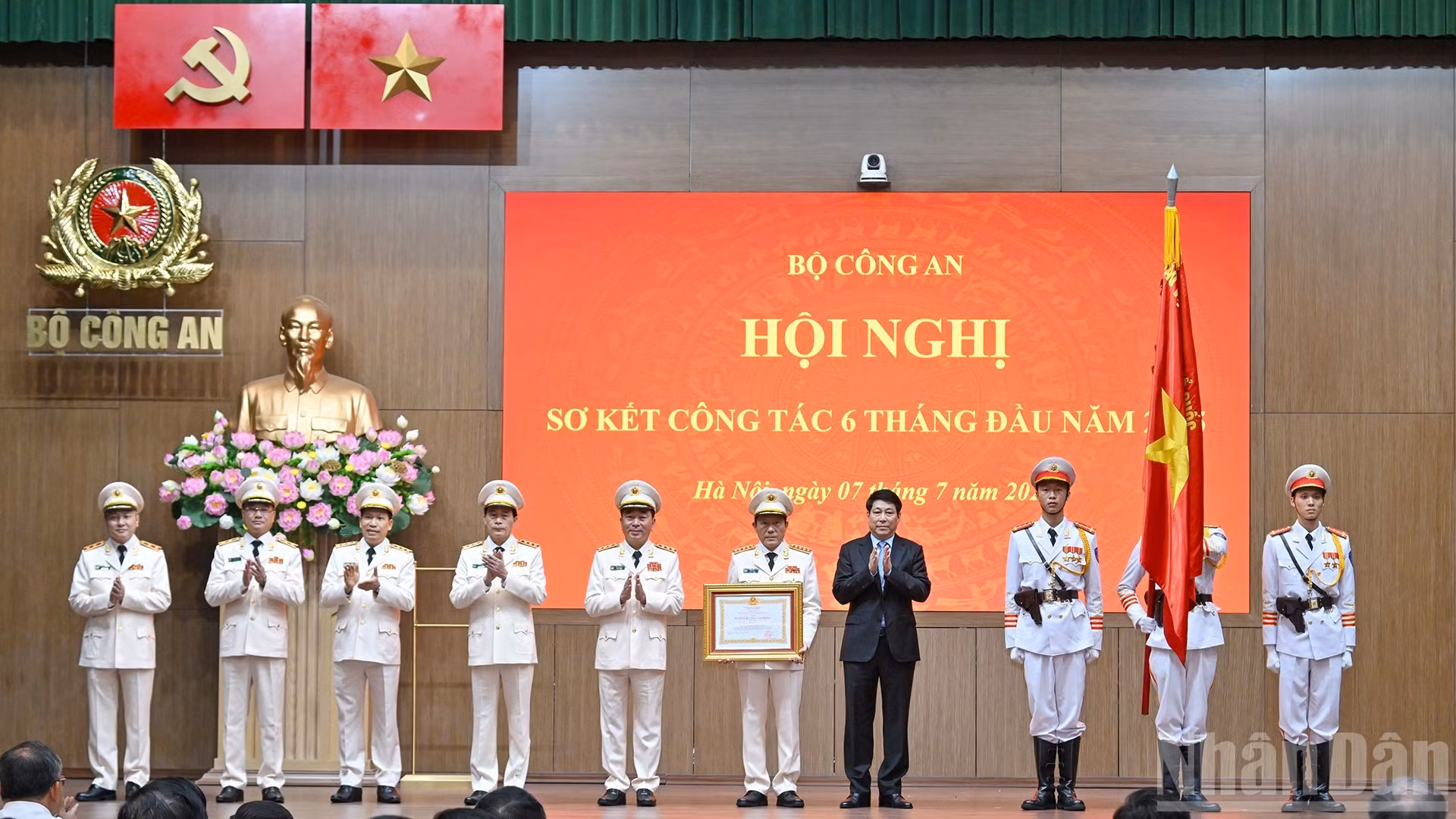 越南国家主席梁强向公安部授予三级劳动勋章。（水原 摄）