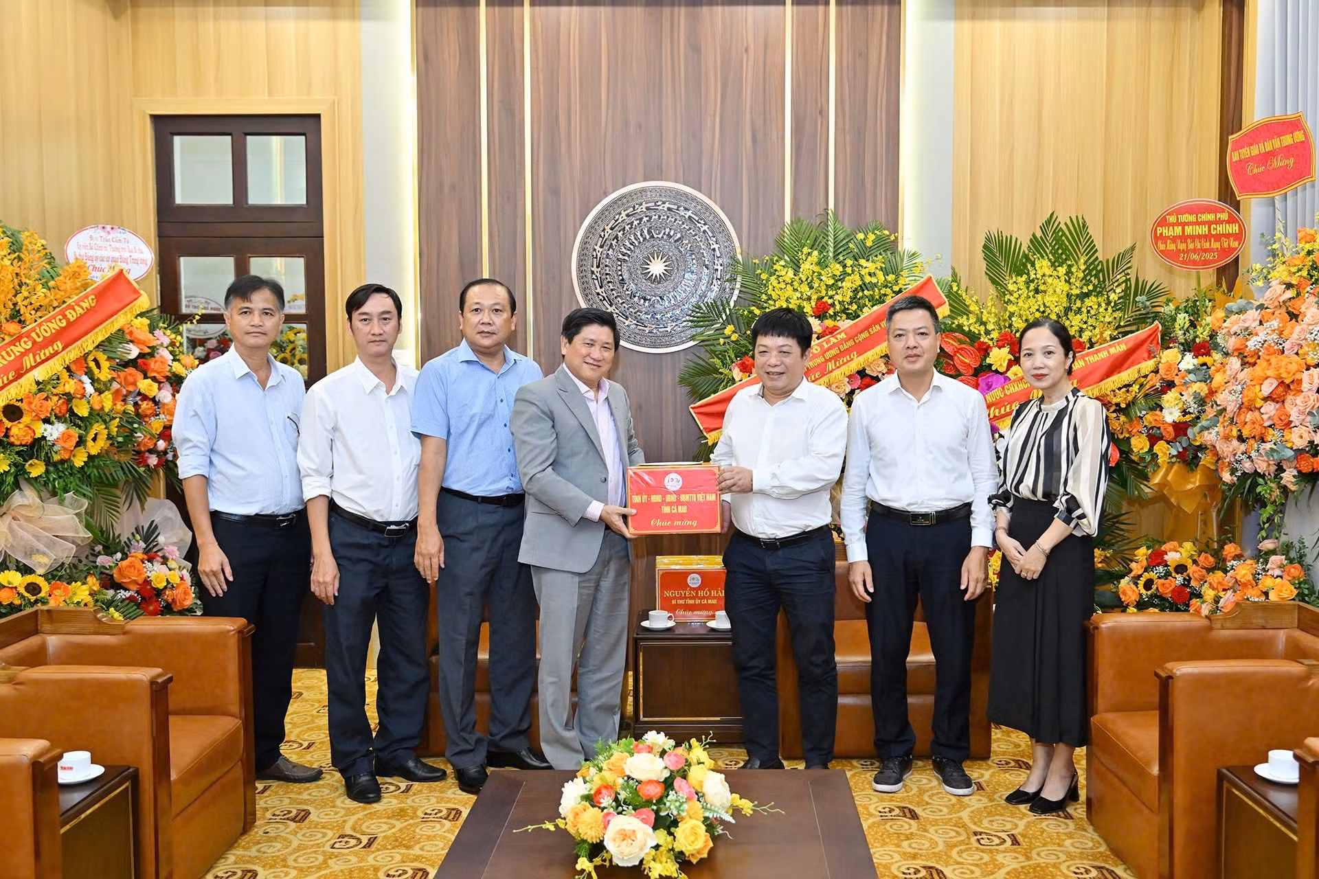 《人民报》社副总编辑桂廷原会见了由金瓯省人民委员会副主席黎文史率领的代表团一行。