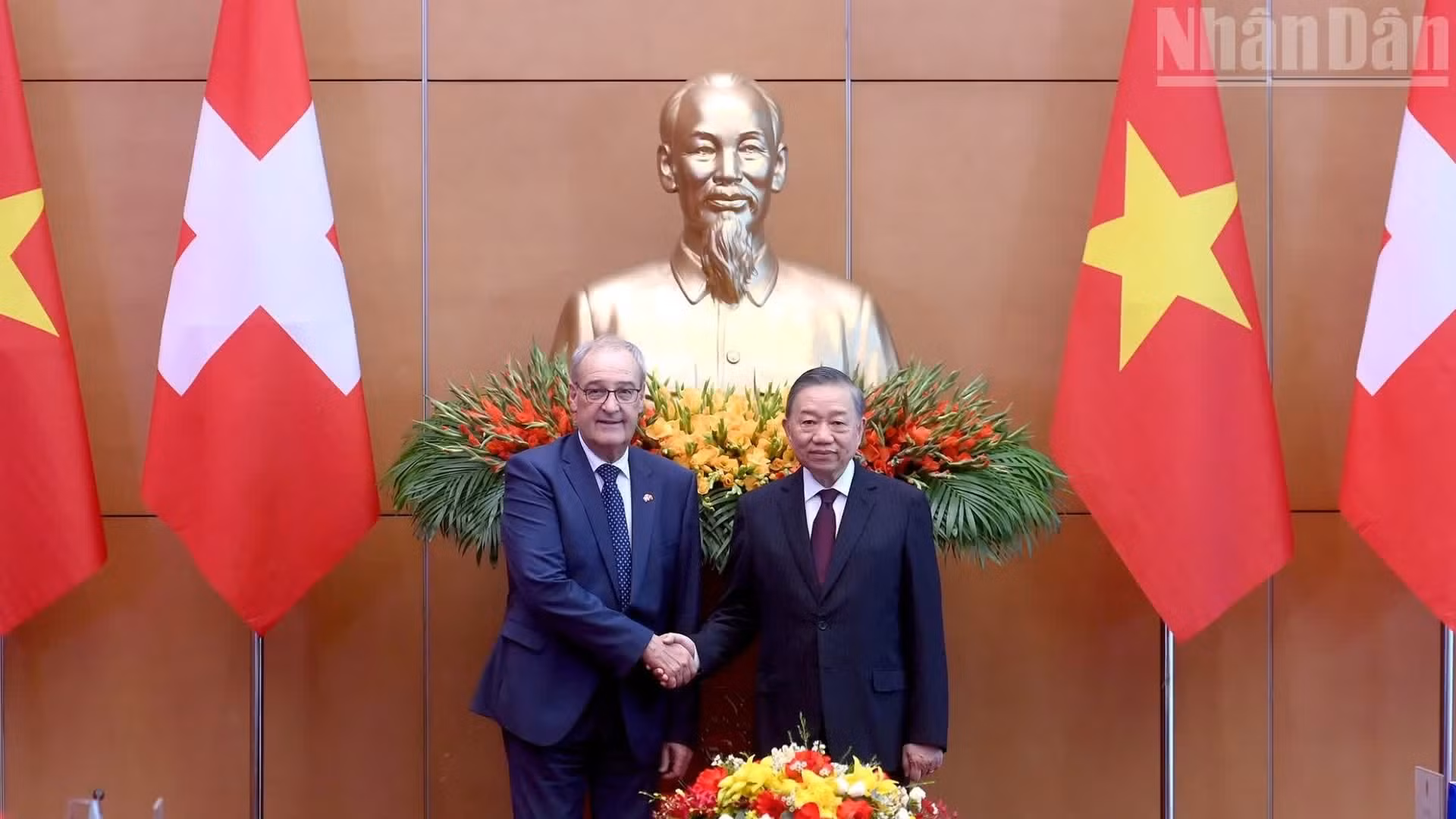 越共中央总书记、国家主席苏林与瑞士联邦主席居伊·帕姆兰。