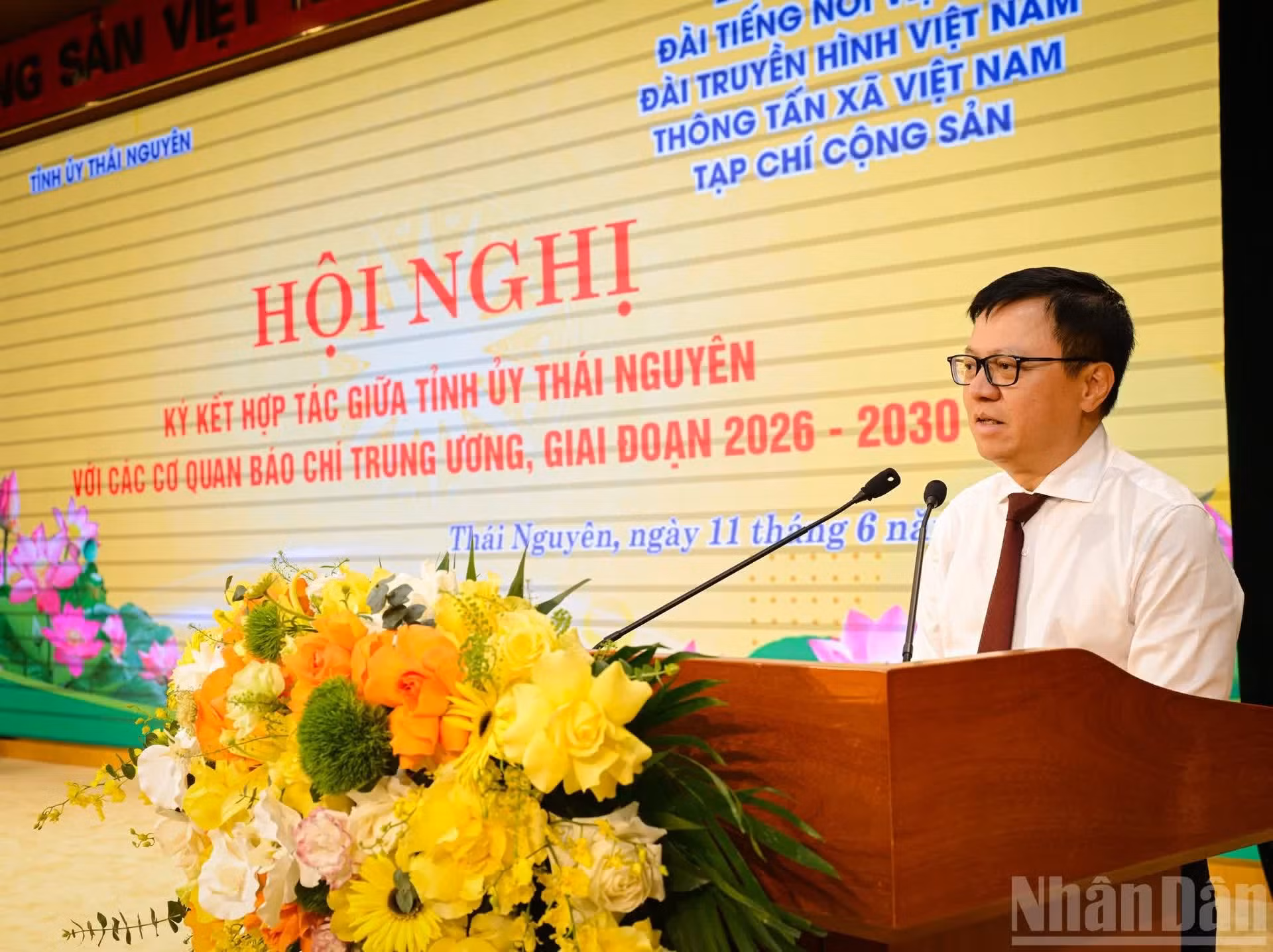越南《人民报》社总编辑黎国明在会上发表讲话。