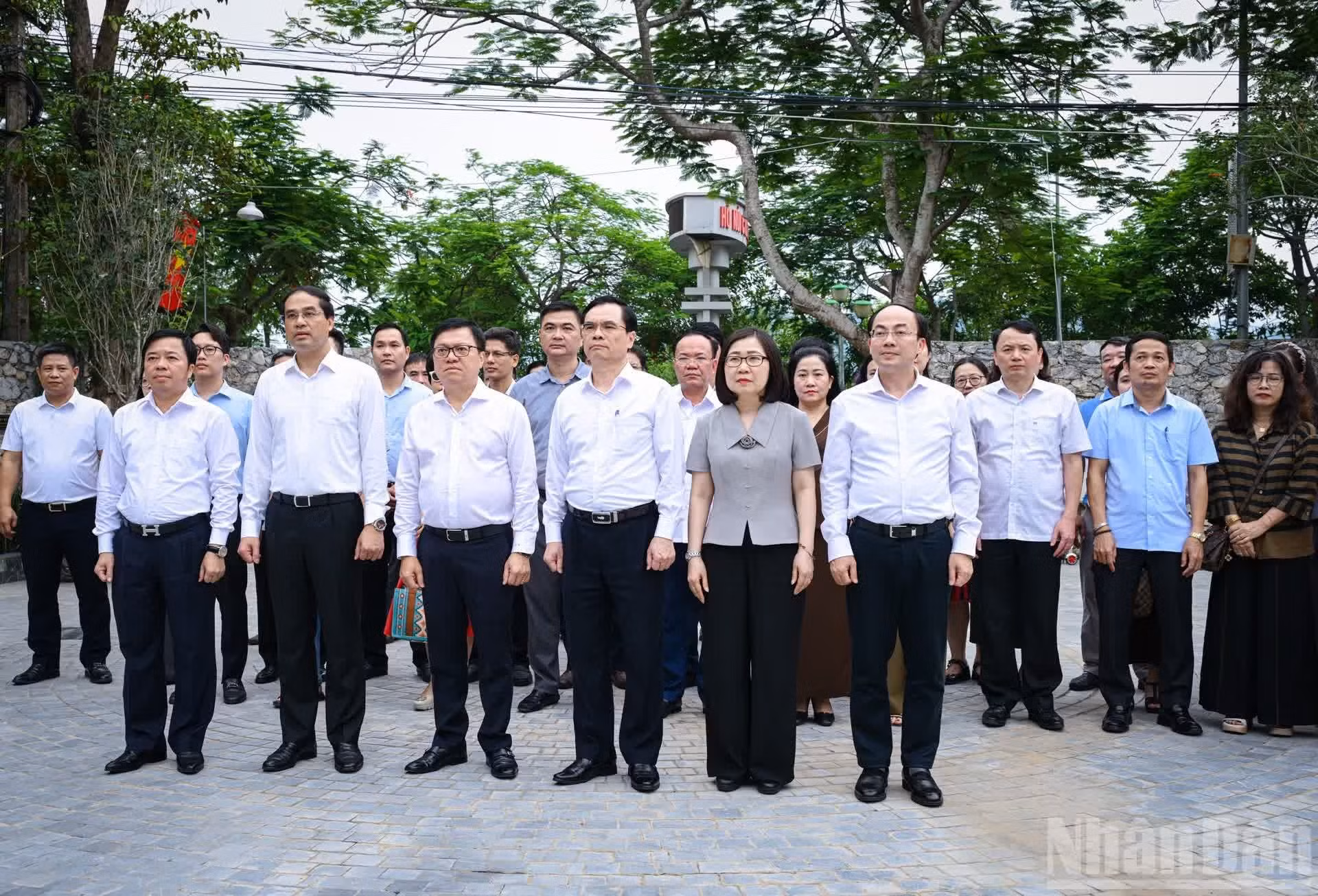 5家主流媒体的各位代表在太原省大福乡布唎村的黄叔抗新闻学校国家遗迹区敬香。