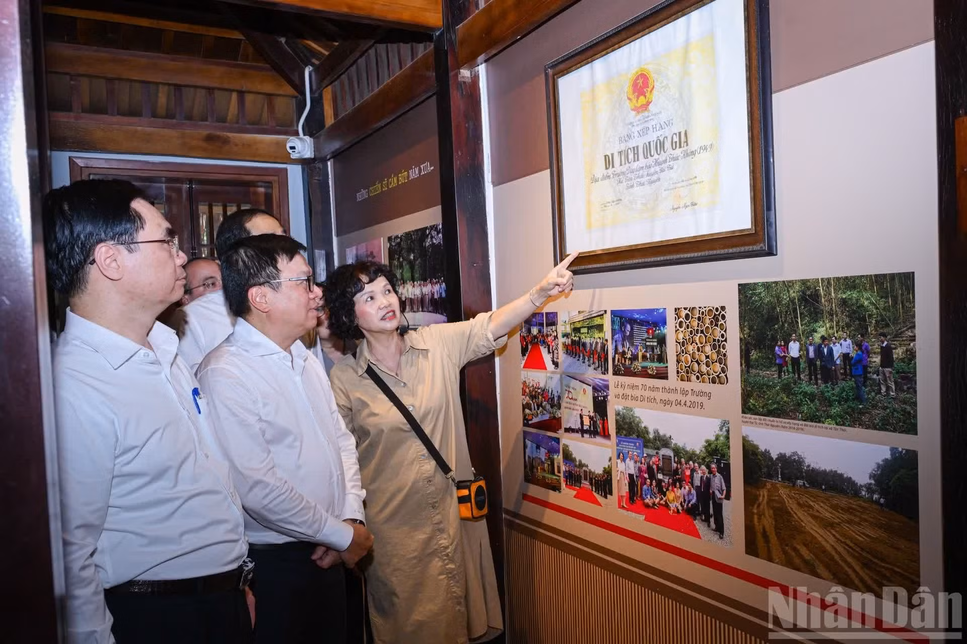 各位代表参观黄叔抗新闻学校国家遗迹区。