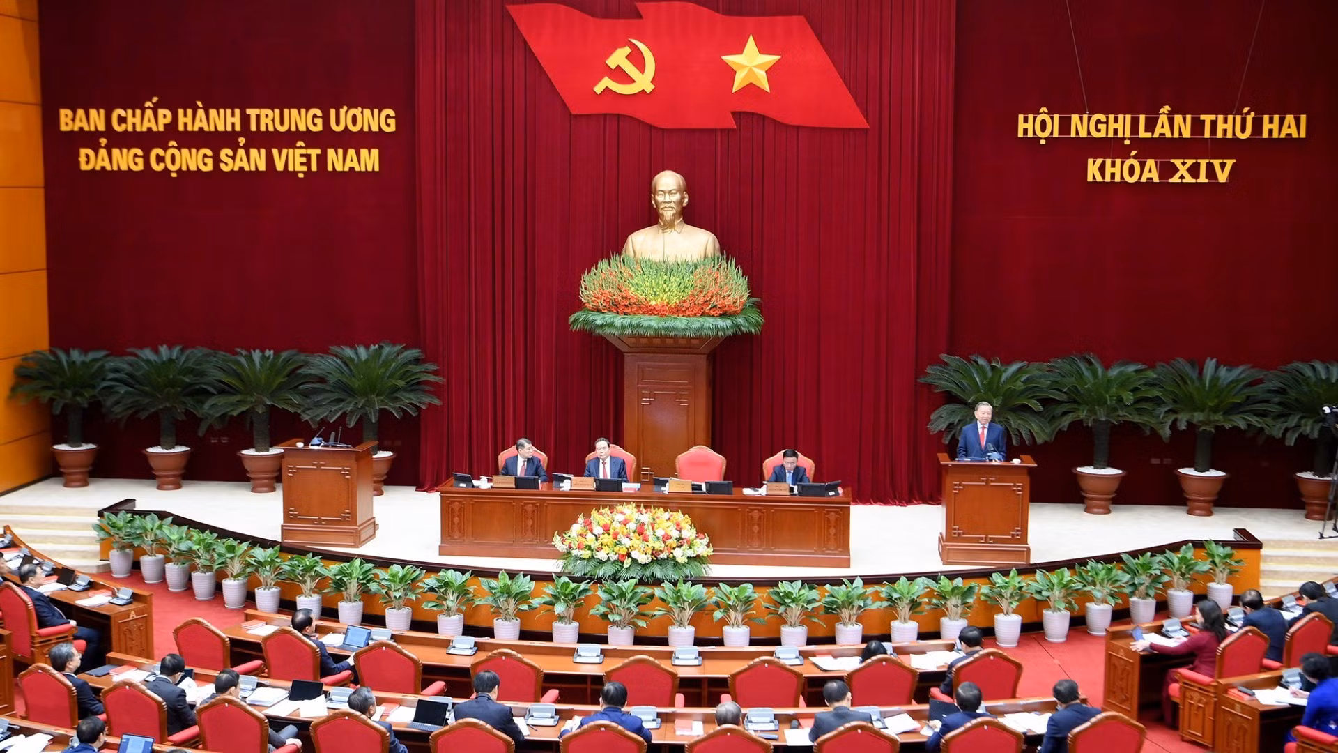 越共第十四届中央委员会第二次全体会议在河内隆重开幕。