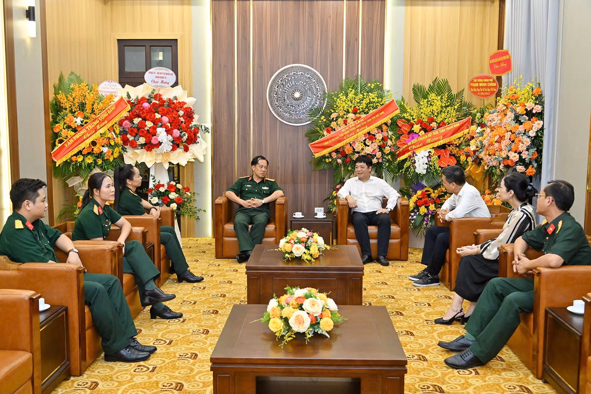 《人民报》社副总编辑桂廷原会见第12军团第325师代表团并向代表团成员介绍了《人民报》社近期取得的突出成果。