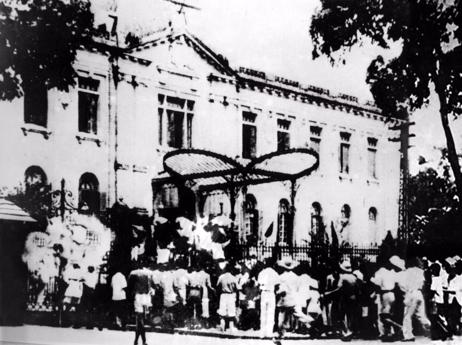 1945年8月19日，首都人民在大剧院广场举行集会后，占领了北部府——法国在越南北部傀儡政府总部。（图片来源：越通社）