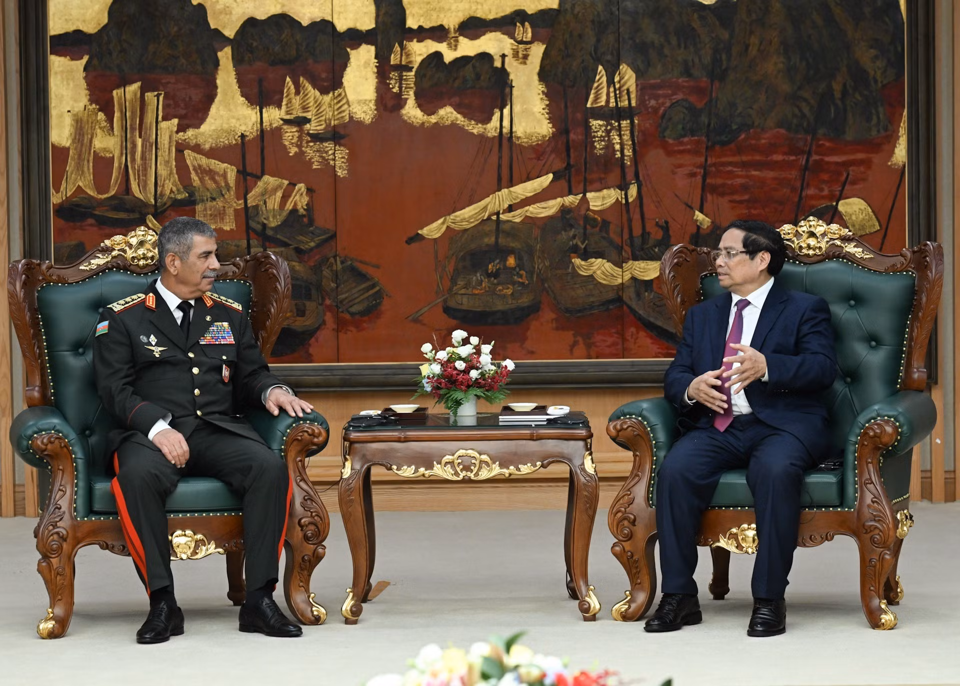 越南政府总理范明正会见阿塞拜疆国防部长扎基尔·哈桑诺夫。