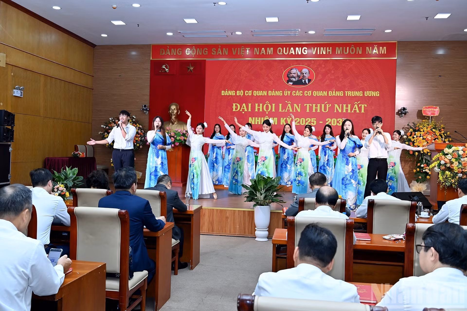 庆祝大会召开的文艺演出。