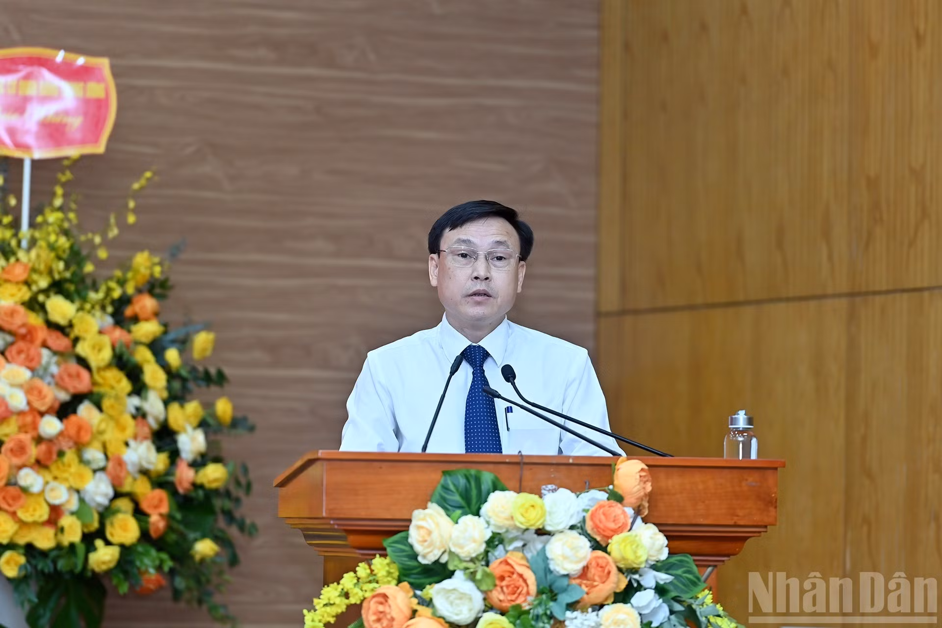 代表在大会上发表讨论发言。