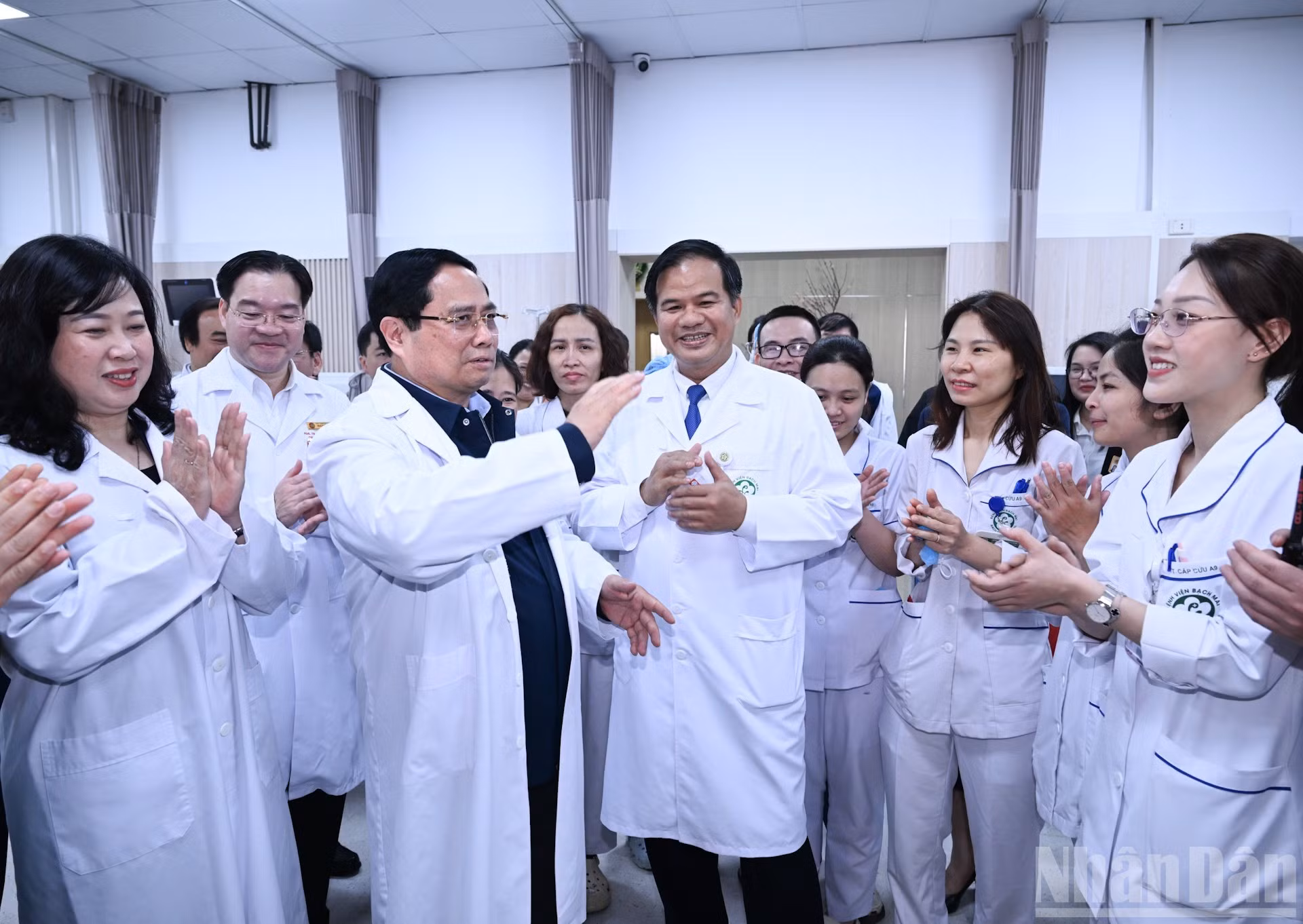 范明正总理向白梅医院全体干部及医护人员致以新春祝福。