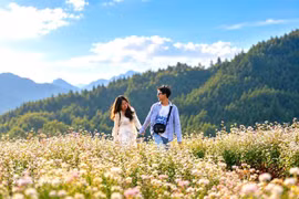 荞麦花盛开美景惹得游人、驻足流连。（图片来源：越通社）