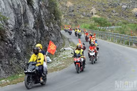 由百辆摩托车组成的宣传车队从同文乡青年广场出发，开启安全体验之旅，翻越马鼻梁岭，最终抵达苗旺乡把薇下村。（庆全 摄）