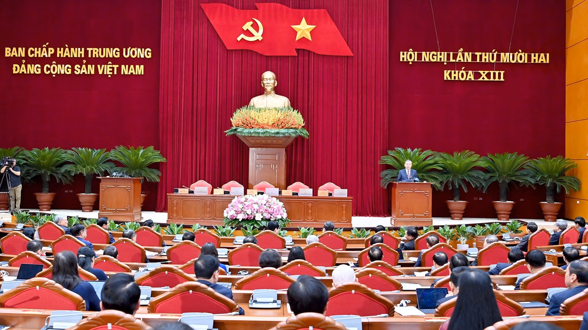 越共中央总书记苏林致闭幕词。