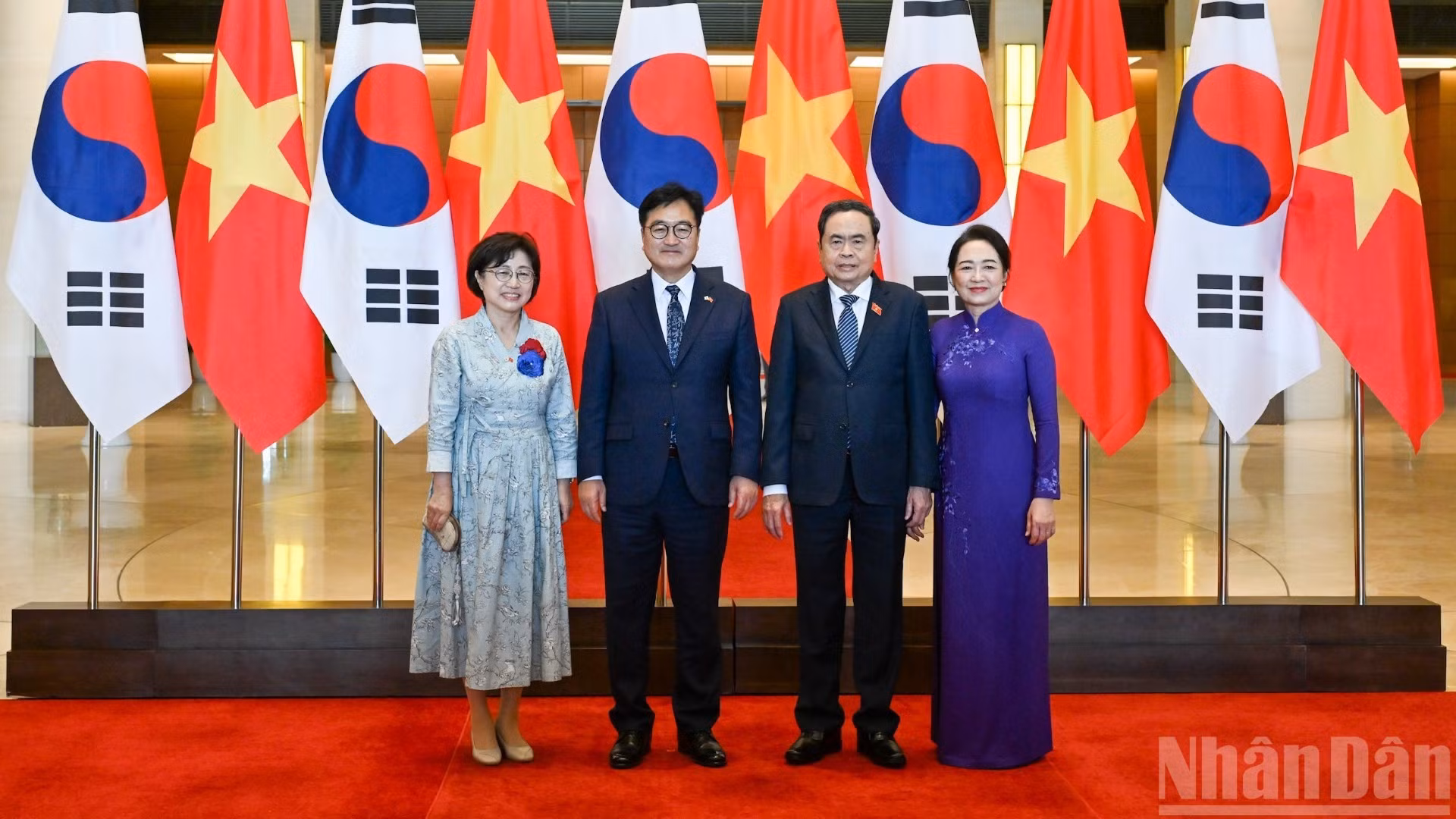 越南国会主席陈青敏和夫人阮氏青娥同韩国国会议长禹元植和夫人申庆惠合影。