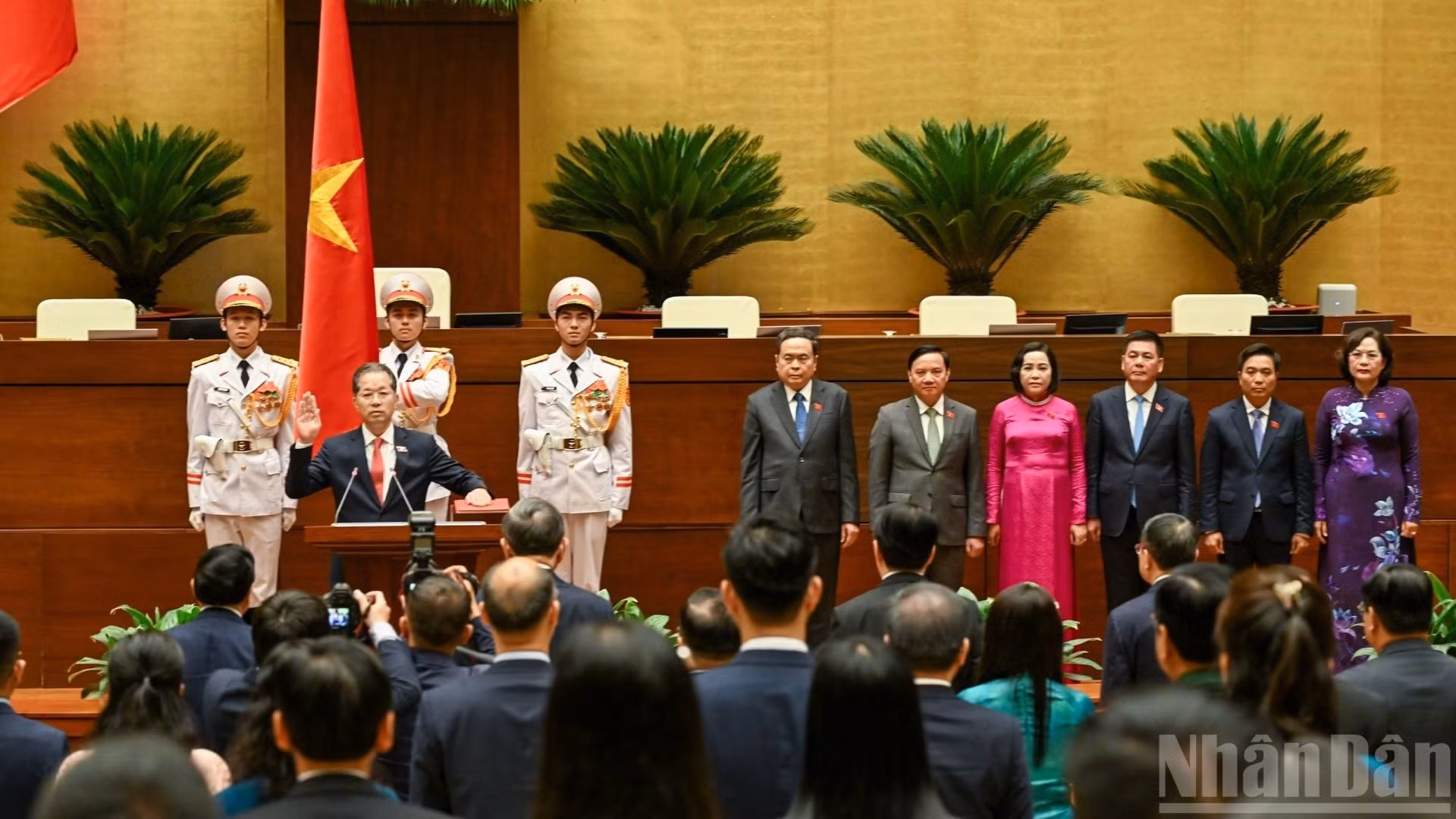 越南最高人民法院院长阮文广宣誓就职。
