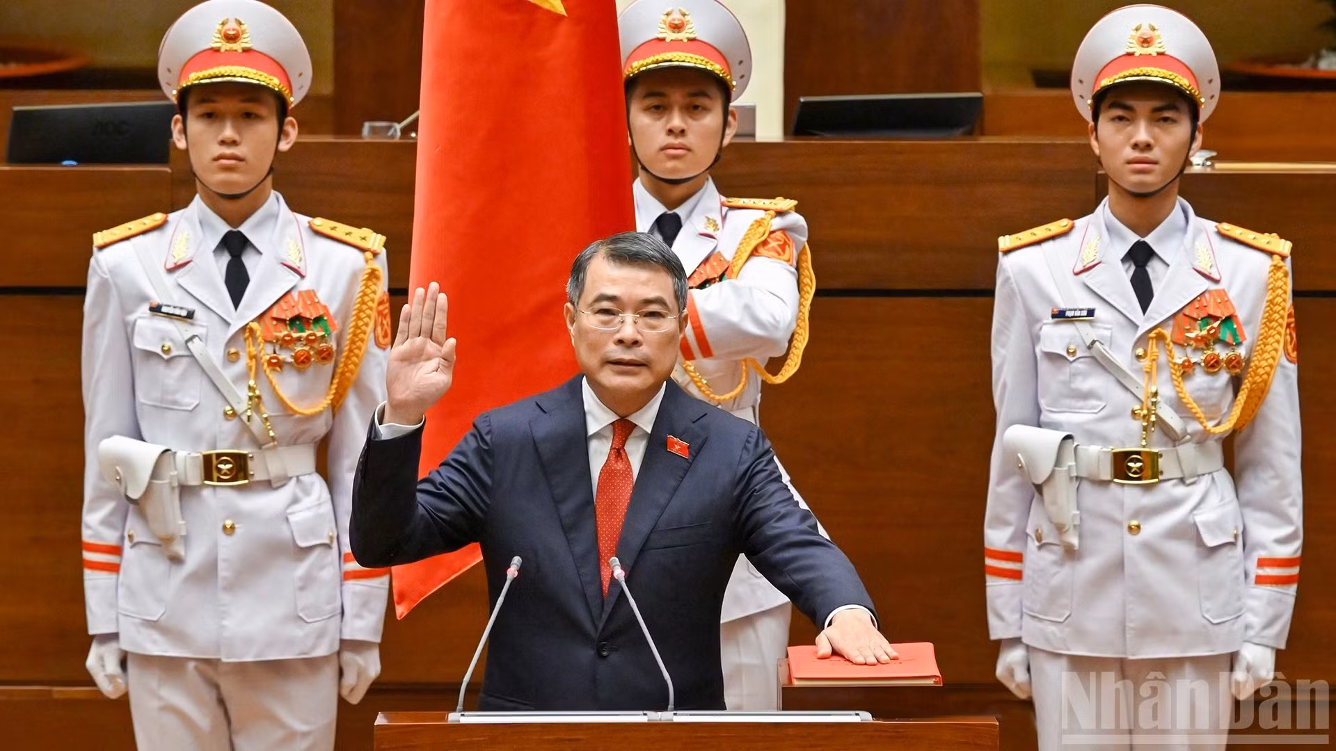 越南政府总理黎明兴宣誓就职。
