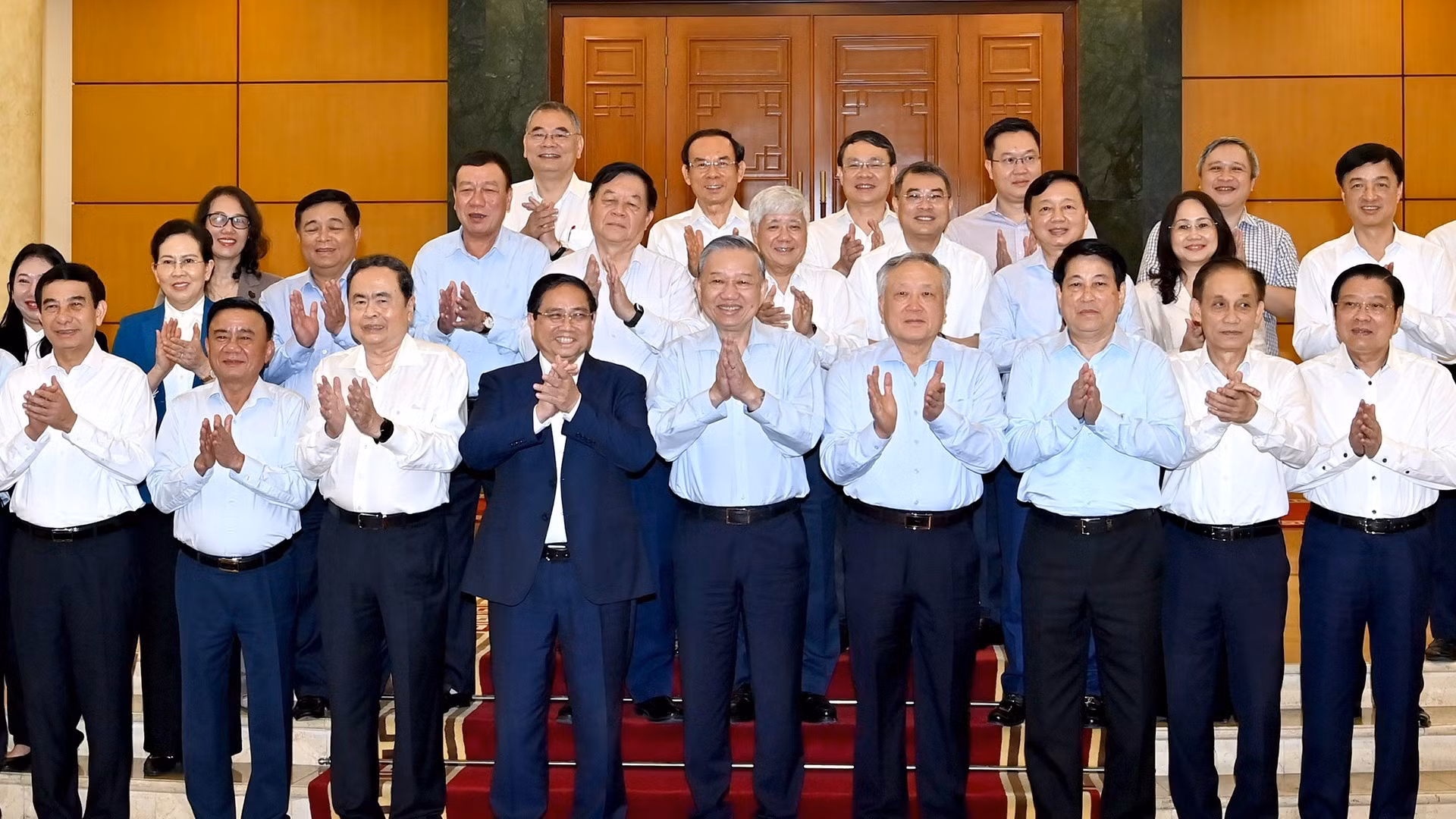 苏林总书记与党、国家领导人同政府党委常委会合影。